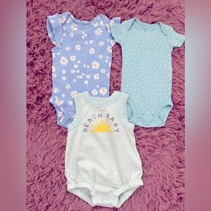 Bundle of 3 onesies (newborn)